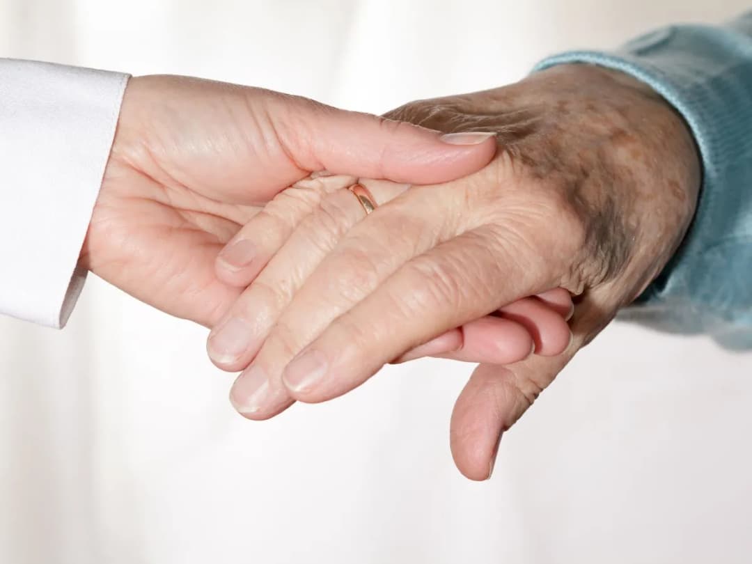 Gdzie zgłosić zaniedbywanie osoby starszej i jak chronić seniora