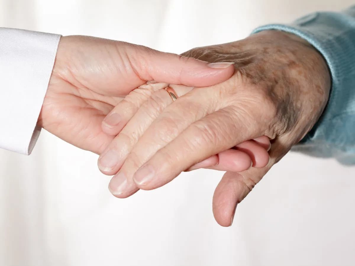 Gdzie zgłosić zaniedbywanie osoby starszej i jak chronić seniora