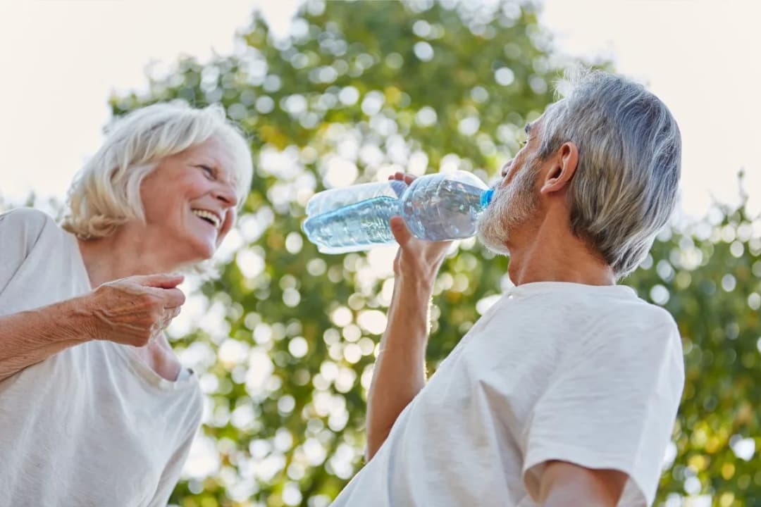 Najlepsza woda dla osób starszych: wybierz zdrowe źródła na co dzień