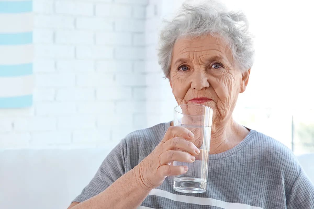 Co podać gdy starsza osoba wymiotuje, aby uniknąć odwodnienia?