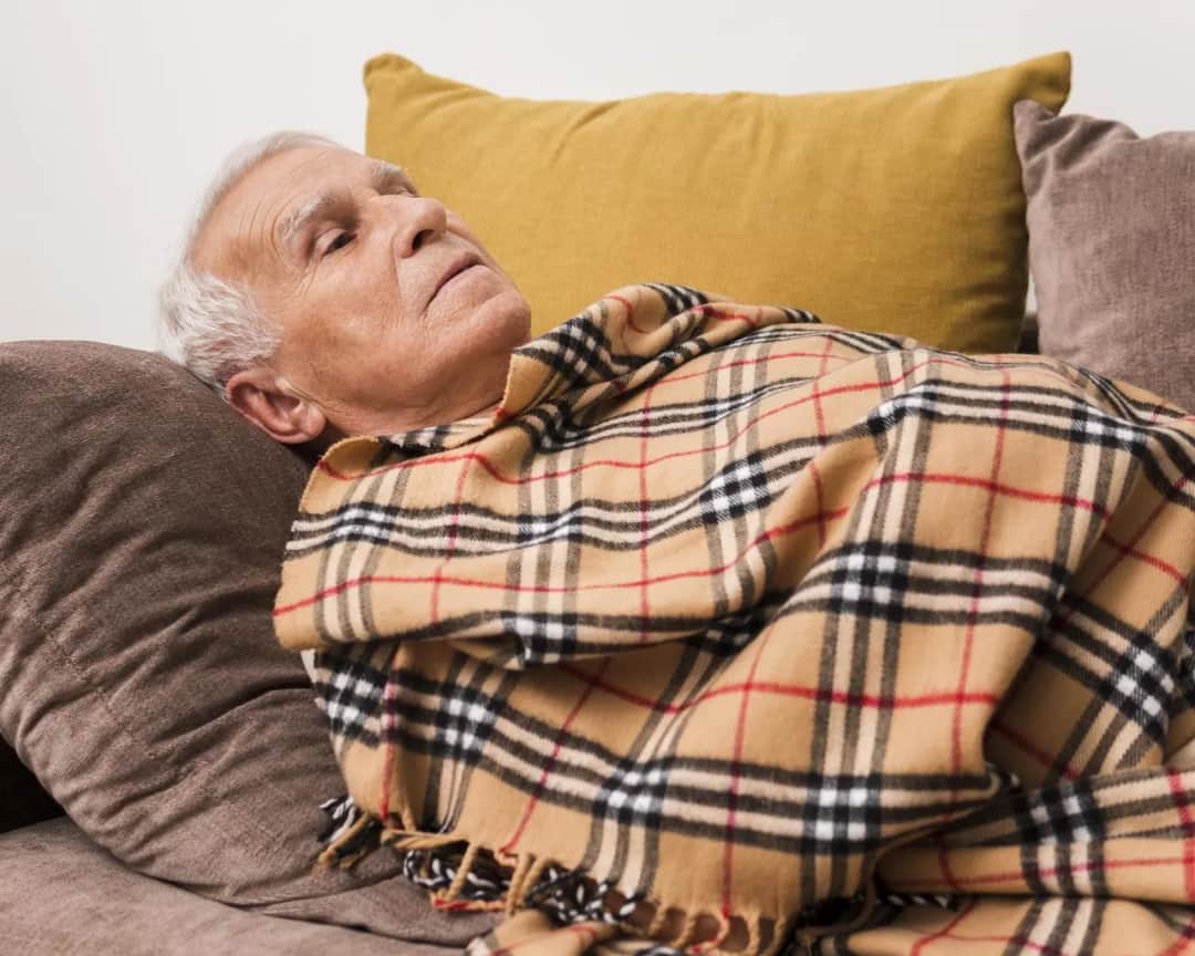 Dlaczego starsze osoby dużo śpią? Odkryj przyczyny nadmiernej senności