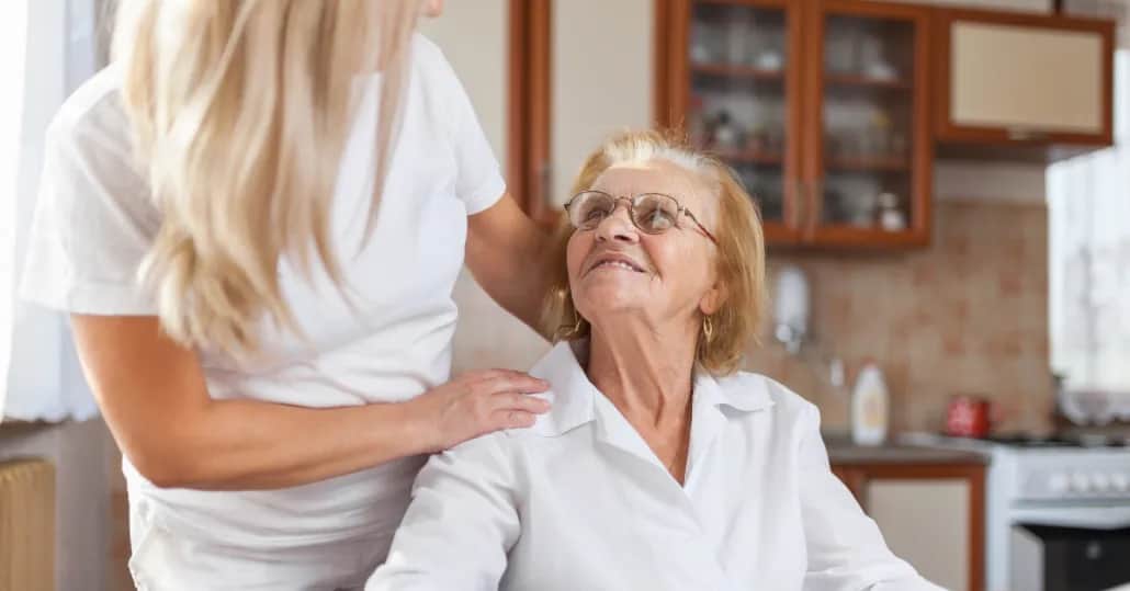 Ile płacą za opiekę nad starszą osobą? Sprawdź, co musisz wiedzieć