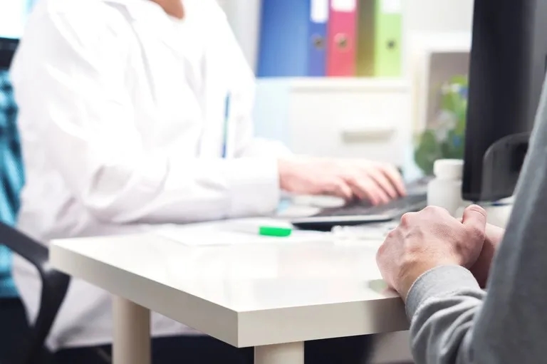 Choroba przed emeryturą: jakie konsekwencje dla pracy i emerytury?
