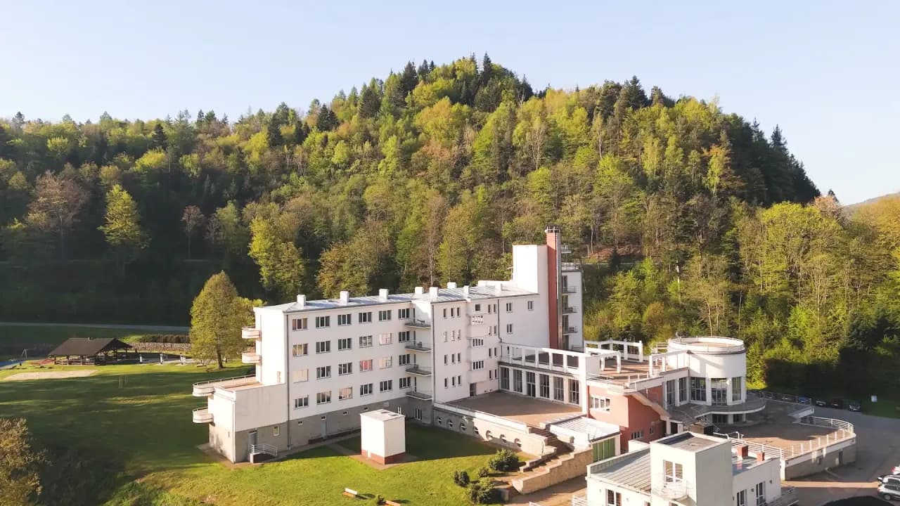 Żegiestów-Zdrój sanatorium: skuteczne leczenie w malowniczej scenerii