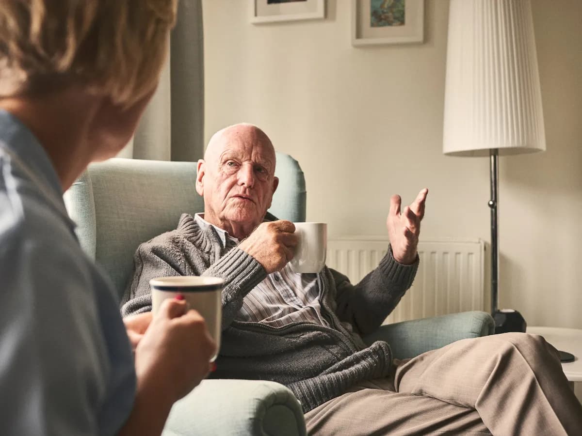 Jak opiekować się osobą starszą w domu, aby zapewnić jej komfort i bezpieczeństwo