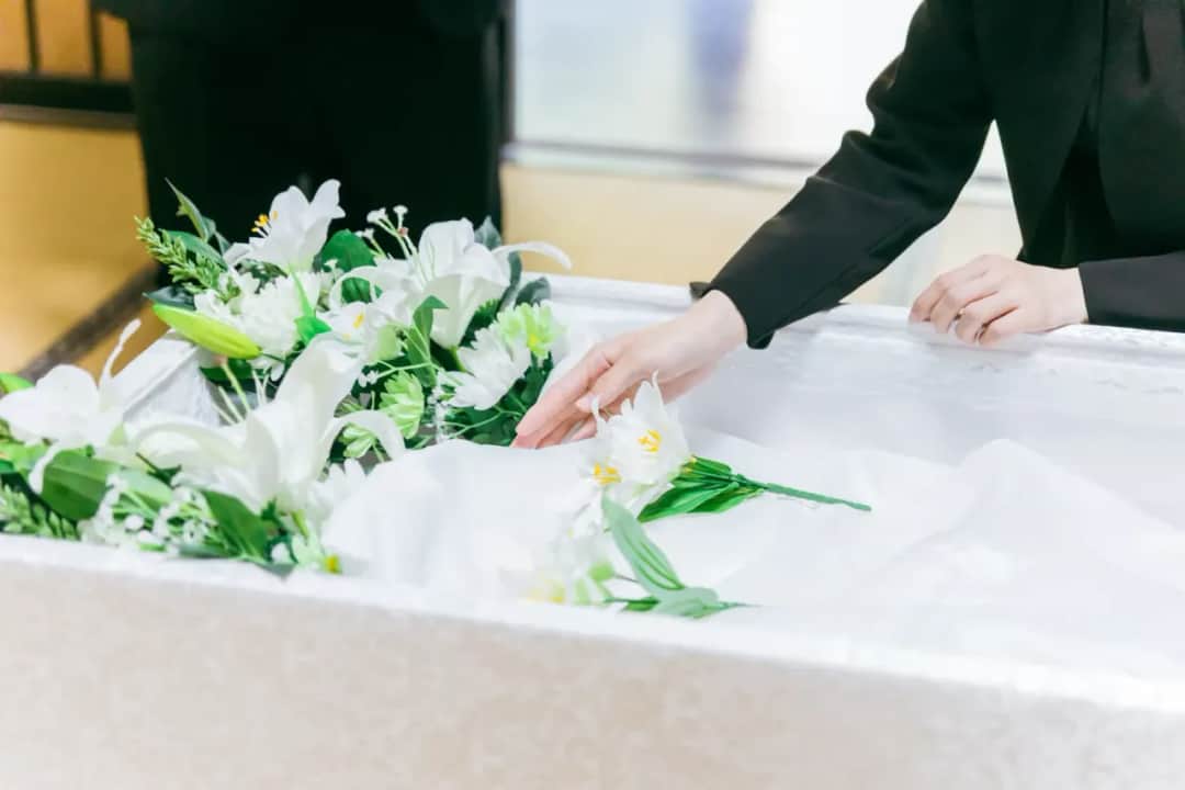 Jakie kwiaty dla starszej osoby wyrażą szacunek i pamięć?