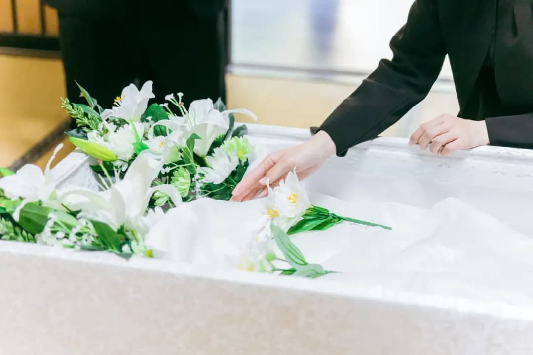 Jakie kwiaty dla starszej osoby wyrażą szacunek i pamięć?