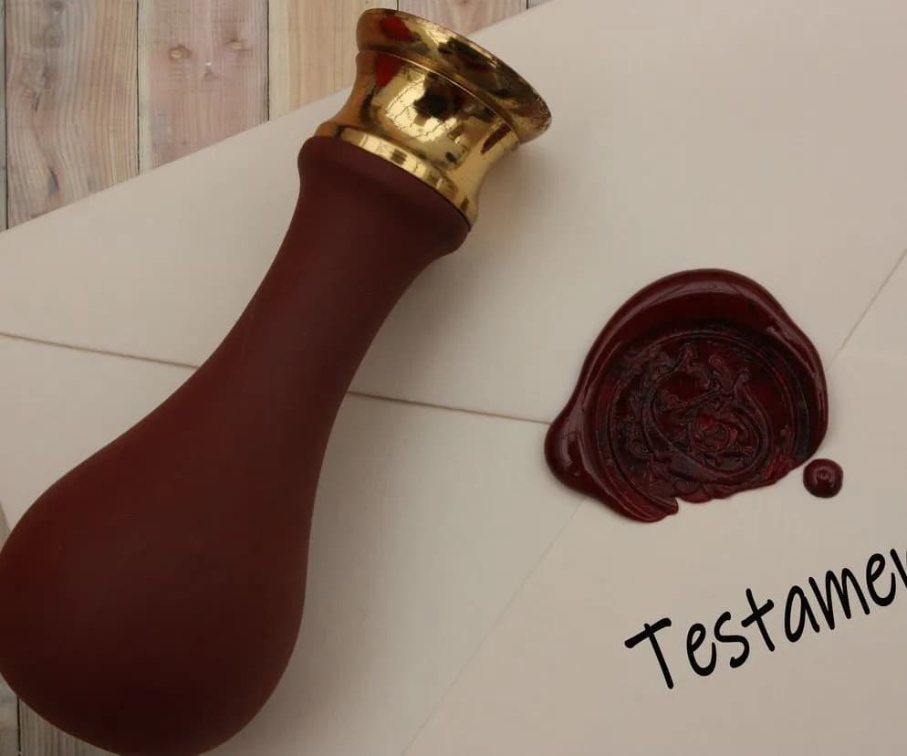 Testament czy darowizna: co wybrać, aby uniknąć problemów z majątkiem?