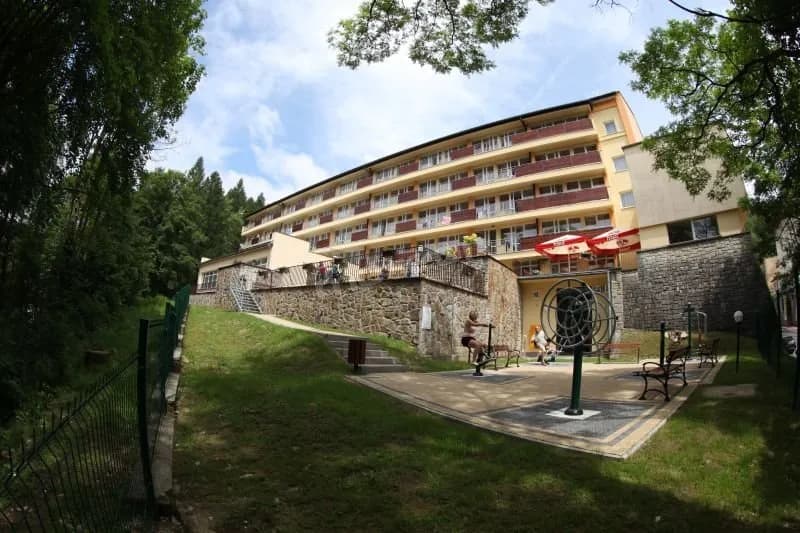 Krynica-Zdrój sanatorium Leśnik-Drzewiarz: komfort, terapie i opinie