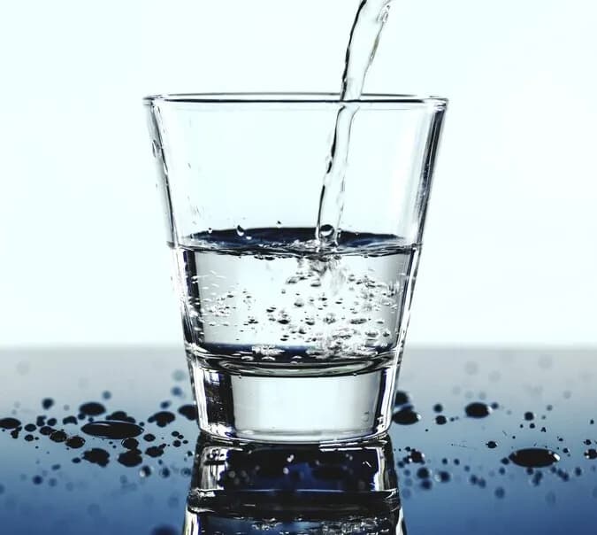 Jak nawodnić organizm u starszej osoby i uniknąć poważnych problemów zdrowotnych