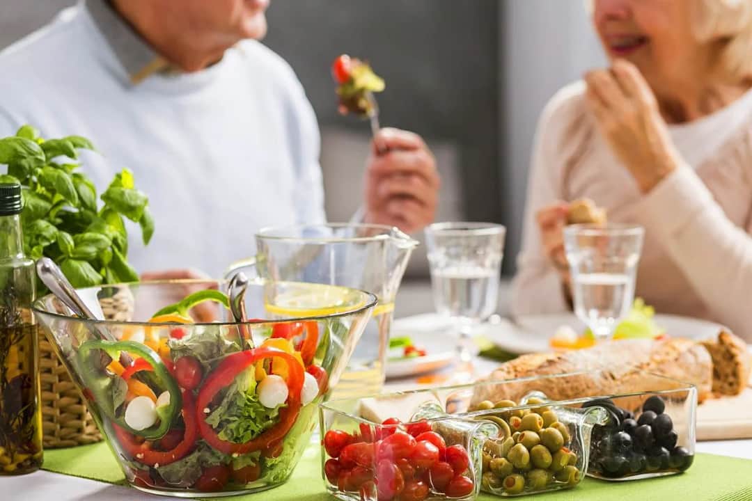 Co gotować starszej osobie, aby poprawić jej zdrowie i samopoczucie